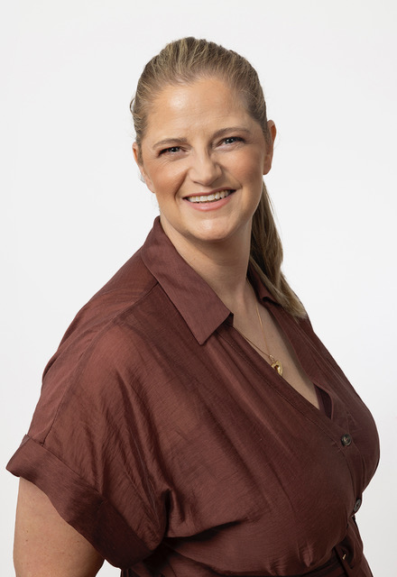 Portrait of Dr Janelle Armstrong